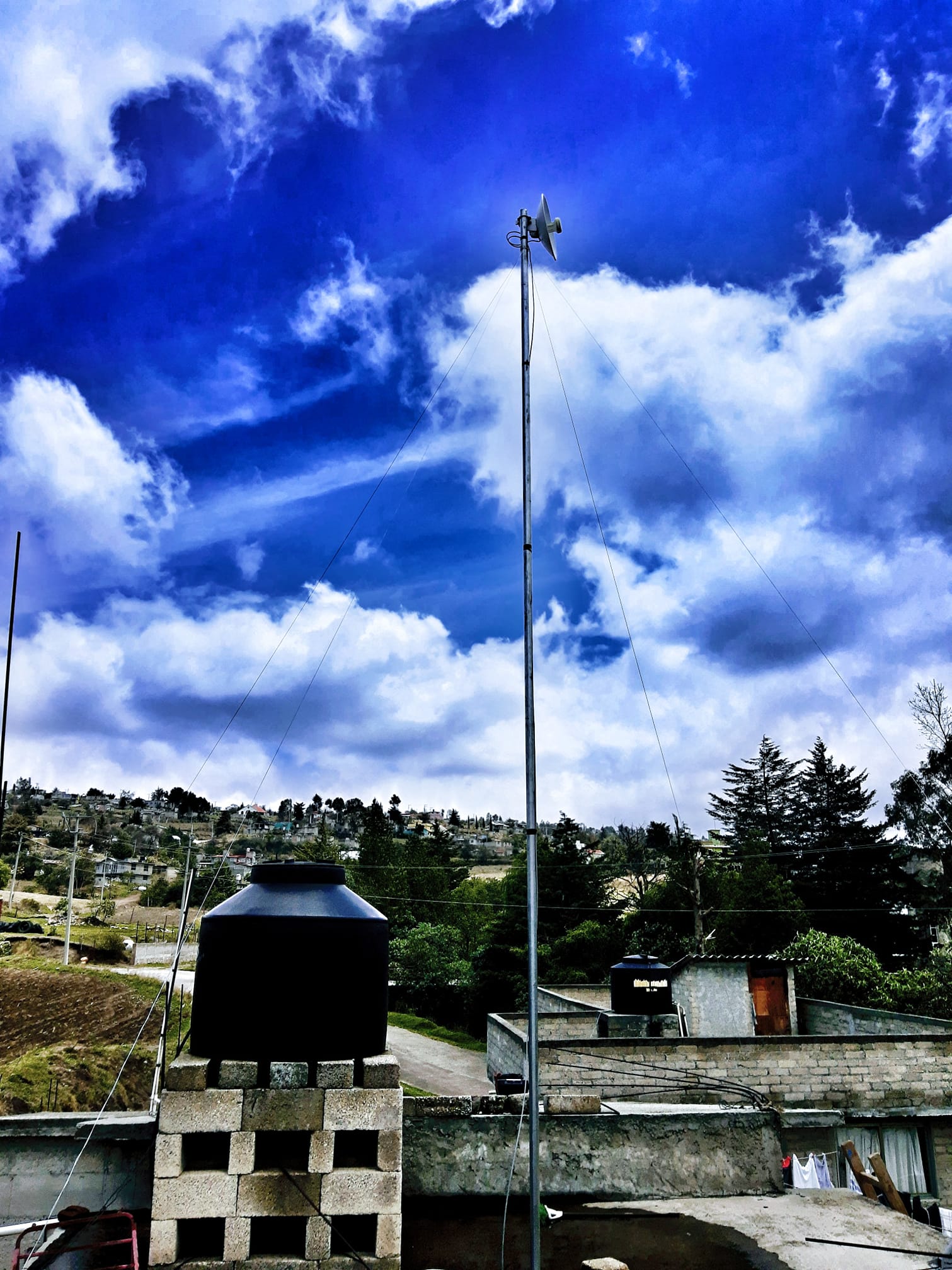 Técnico de Orbita WISP instalando